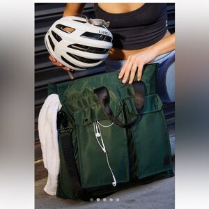 NWT FREE PEOPLE MOVEMENT EXPANDABLE HELMET TOTE